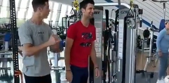 El video viral de Cristiano Ronaldo enseñándole 'su salto histórico' a Novak Djokovic